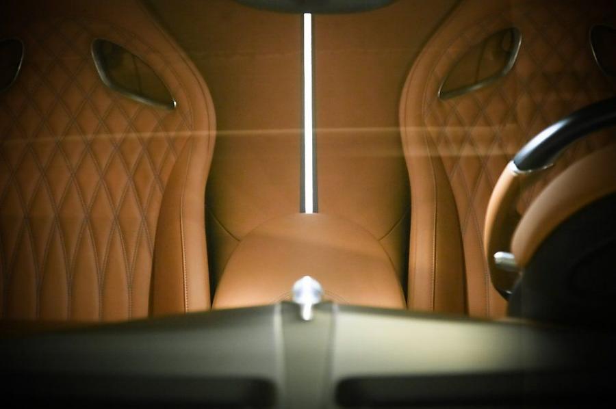 Детали интерьера Bugatti Chiron 2017 года  (фото 4 из 9)